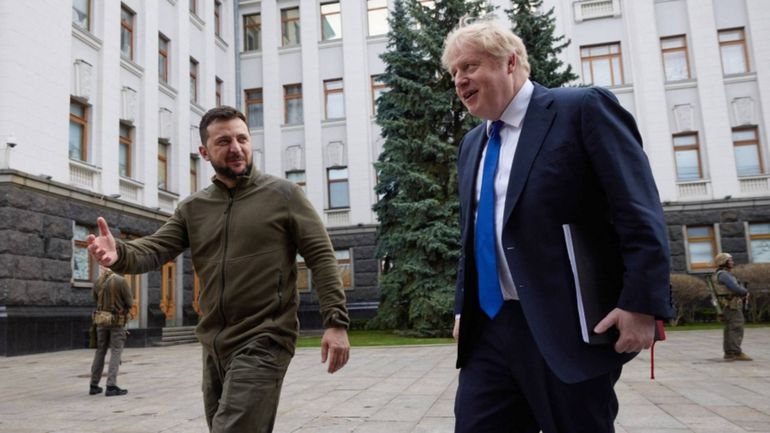 Aliados. El presidente de Ucrania, Volodomir Zelenski, y el primer ministro británico, Boris Johnson. El secretario de Defensa del Reino Unido presagió una escalada rusa.