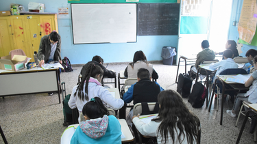 Más jóvenes terminan la secundaria en Argentina, pero la brecha social persiste