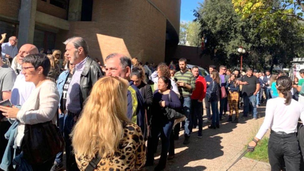 Masiva concurrencia de argentinos para votar en el exterior del país