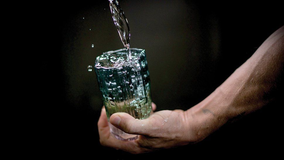 El Agua Cruda de manantiales es la nueva moda o desafío viral, ¿la tomarías?