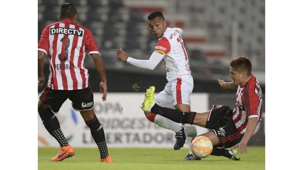 Estudiantes juega en Colombia