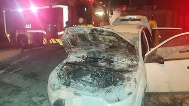 Un auto se quemó en Alto Comedero - Foto: Altocom