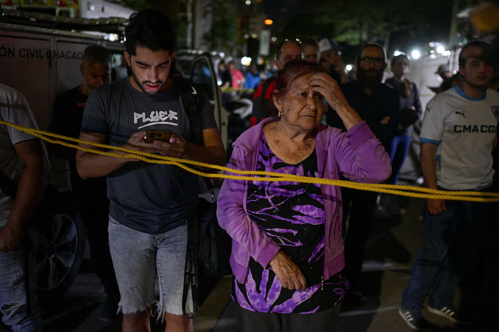 Personas en los alrededores de un edificio que colapsó en Caracas (REUTERS/Gaby Oraa)