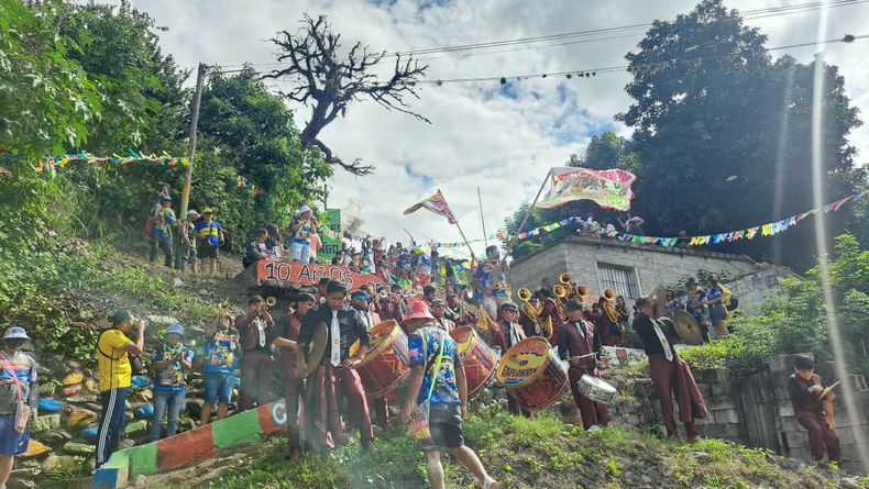 Los “alegres del chingo” cumplen 10 años con una bajada que reúne a cientos de vecinos disfrazados y convierte al barrio El Chingo en un escenario de colores.