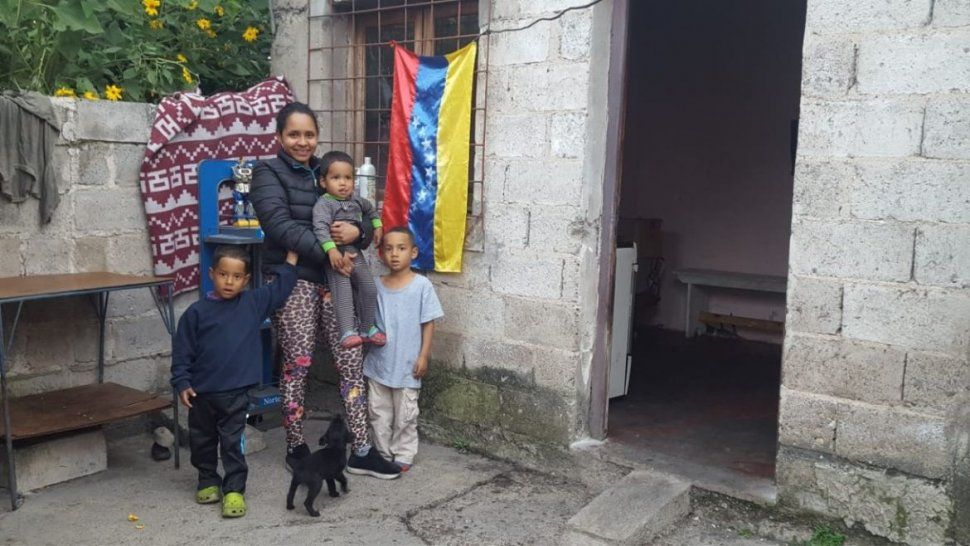 una familia venezolana con tres hijos pequenos necesita de la solidaridad de los jujenos