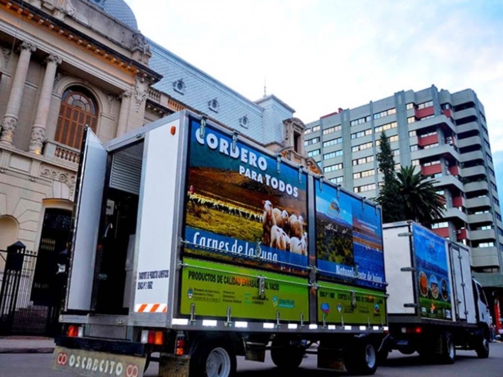 Camión con carnes puneñas