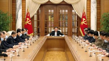El líder norcoreano, Kim Jong-un, apareció con un tapabocas por primera vez en público.