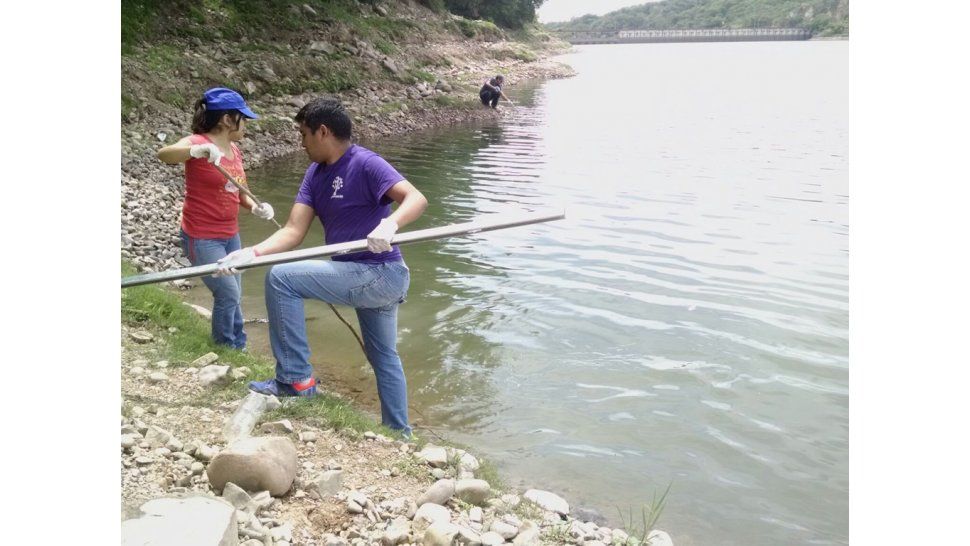 Pescadores limpiando el dique de Los Ali