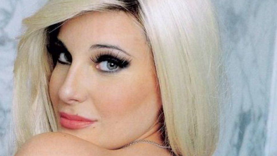 Charlotte Caniggia súper hot haciendo topless y en tanga