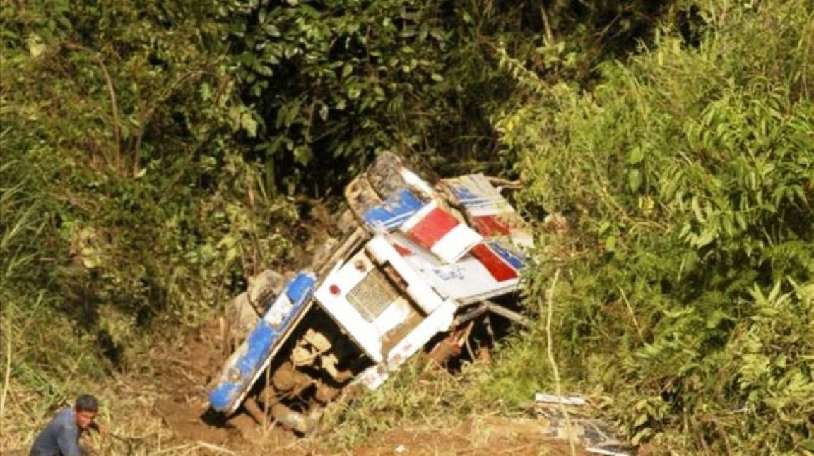 Confirman 20 Muertos Y 32 Heridos Al Caer Un ómnibus Por Un Precipicio En Bolivia 0479