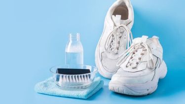 Limpieza de zapatillas blancas