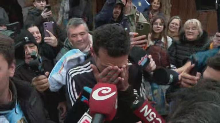 Entre abrazos y ovaciones, Scaloni volvió a Pujato después del Mundial.&nbsp;