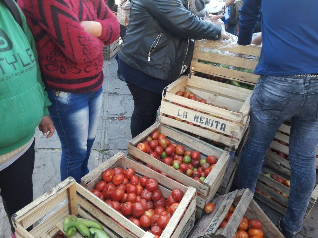 Tomatazo en Plaza Belgrano