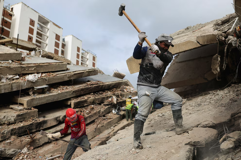 El número de fallecidos por los terremotos del 24 de junio en Venezuela aumentó a 4.490, después de que fueran recuperados otros 157 cuerpos entre los escombros. La cantidad de heridos se mantiene en 16.740.