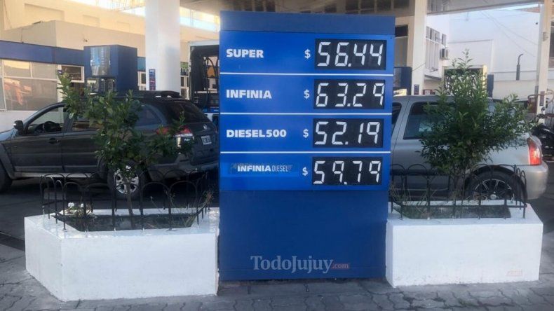 Diciembre arrancó con una suba de casi 6% en las naftas: es el décimo aumento en el año