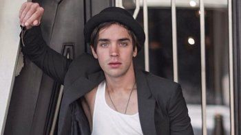 Leo Deluglio formó parte de la exitosa serie juvenil producida por Ideas del Sur, Patito Feo. Hoy, triunfa en México y forma parte de la serie latinoamericana de Netflix más exitosa. Leo Deluglio formó parte de la exitosa serie juvenil producida por Ideas del Sur, Patito Feo. Hoy, triunfa en México y forma parte de la serie latinoamericana de Netflix más exitosa.