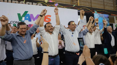 Los hermanos Valdés festejan.