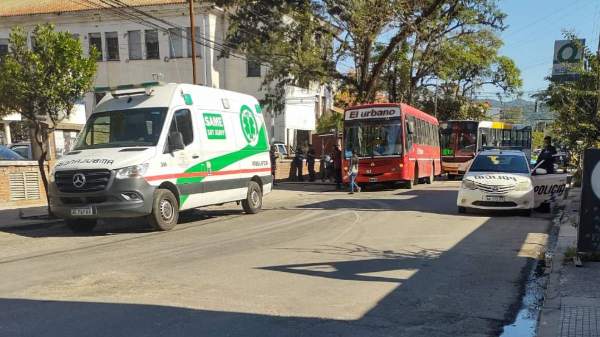 Choque entre dos colectivos en calle Patricias Argentinas