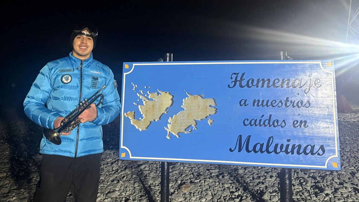 es jujeno, esta en la antartida y homenajeo a los heroes de malvinas con su musica