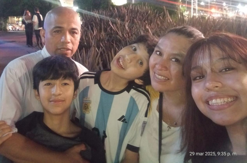 La familia de Tobías, unida esperando el trasplante en Buenos Aires.