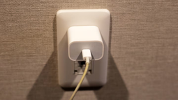 Un cargador de celular enchufado puede gastar mucha electricidad (Foto: Adobe Stock)