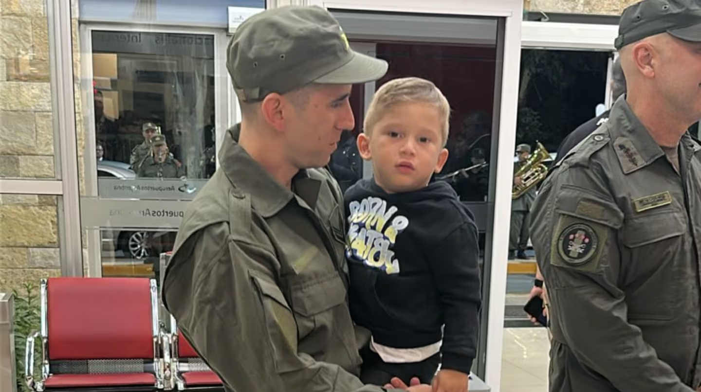 Nahuel Gallo volvió al país tras 448 días detenido en Venezuela: el emotivo reencuentro en Ezeiza