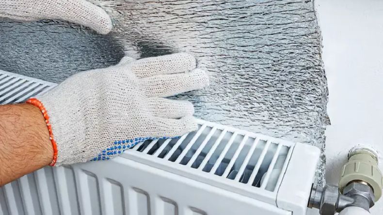 El sencillo truco con papel aluminio que ayuda a mantener el calor de tu casa.