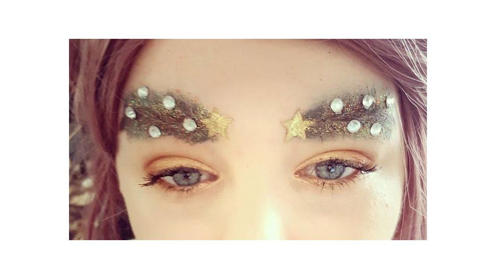 ¡El último grito de la moda! En esta época tenes que hacerte las cejas navideñas