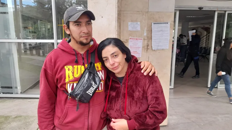 Alejandra Argota, madre de un bebé de seis meses, denunció un grave hecho ocurrido en el Hospital Materno Infantil “Doctor Héctor Quintana” de San Salvador de Jujuy. Su hijo, que se encontraba internado por una patología pulmonar de nacimiento y evolucionaba favorablemente, sufrió una descompensación severa luego de que un enfermero le colocara leche por la vía del suero.