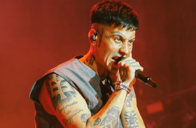 Duki hizo su primer show en Italia y tuvo que parar el concierto. 