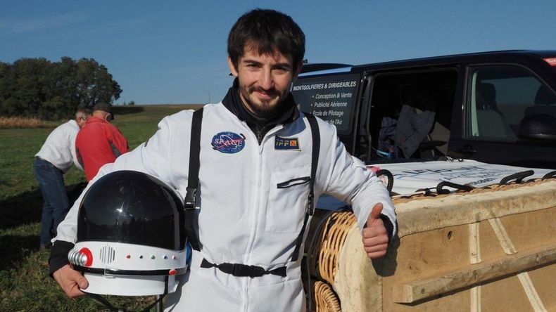 Remi Ouvrard rompe el récord mundial por estar parado sobre un globo aerostático&nbsp;