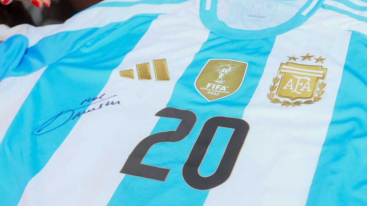 La mamá de un campeón del mundo está en Jujuy y regaló una camiseta La mamá de un campeón del mundo está en Jujuy y regaló una camiseta