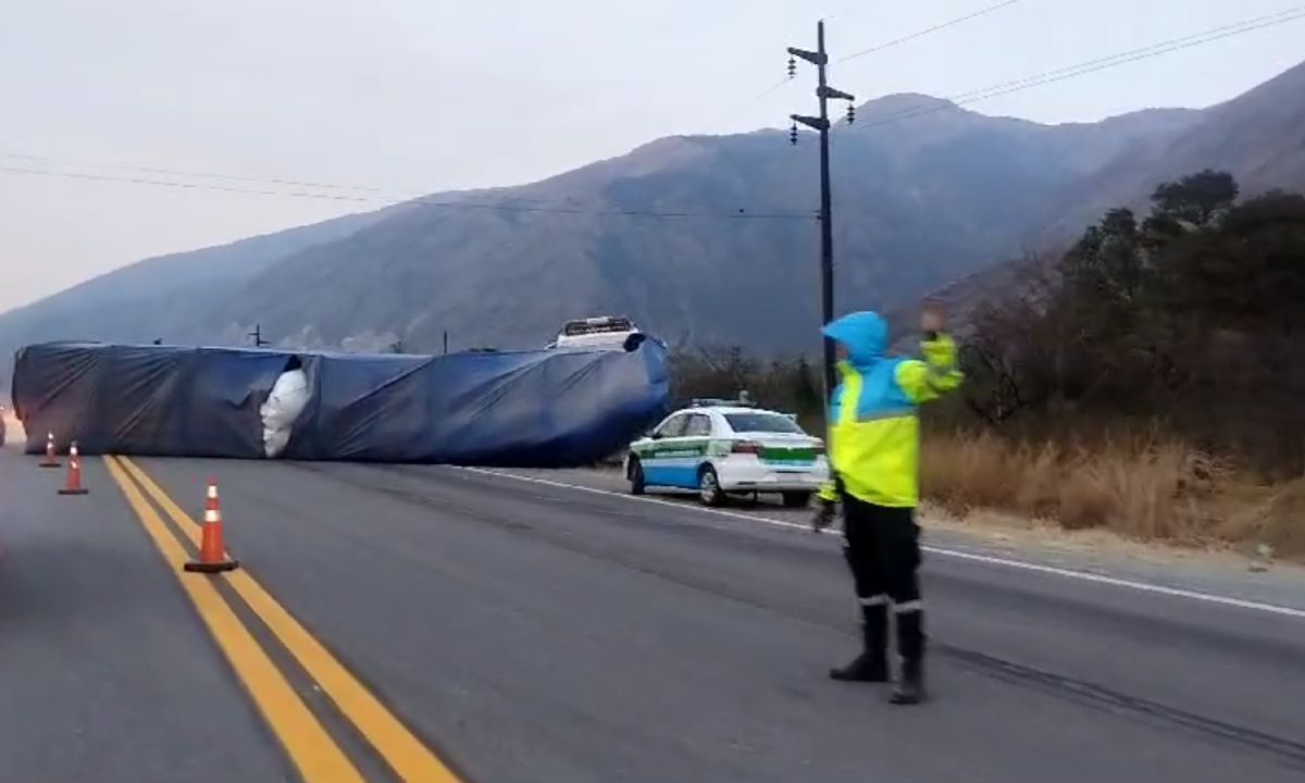 Un camión volcóen la Cuesta de Bárcena en la Ruta 9