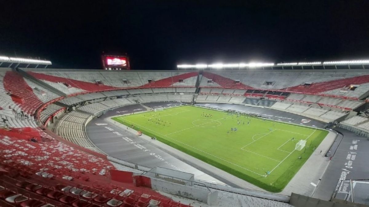 la vuelta de los hinchas a las canchas