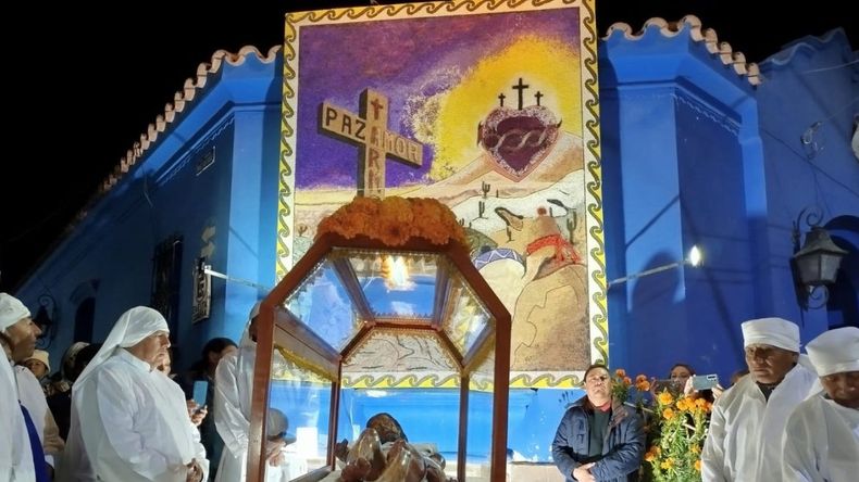 Viernes Santo en Tilcara: comienza la procesión pasando por las ermitas Viernes Santo en Tilcara: comienza la procesión pasando por las ermitas