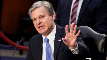 Christopher Wray, el director del FBI, apuntó a un posible incidente de laboratorio en Wuhan como origen del Covid-19.