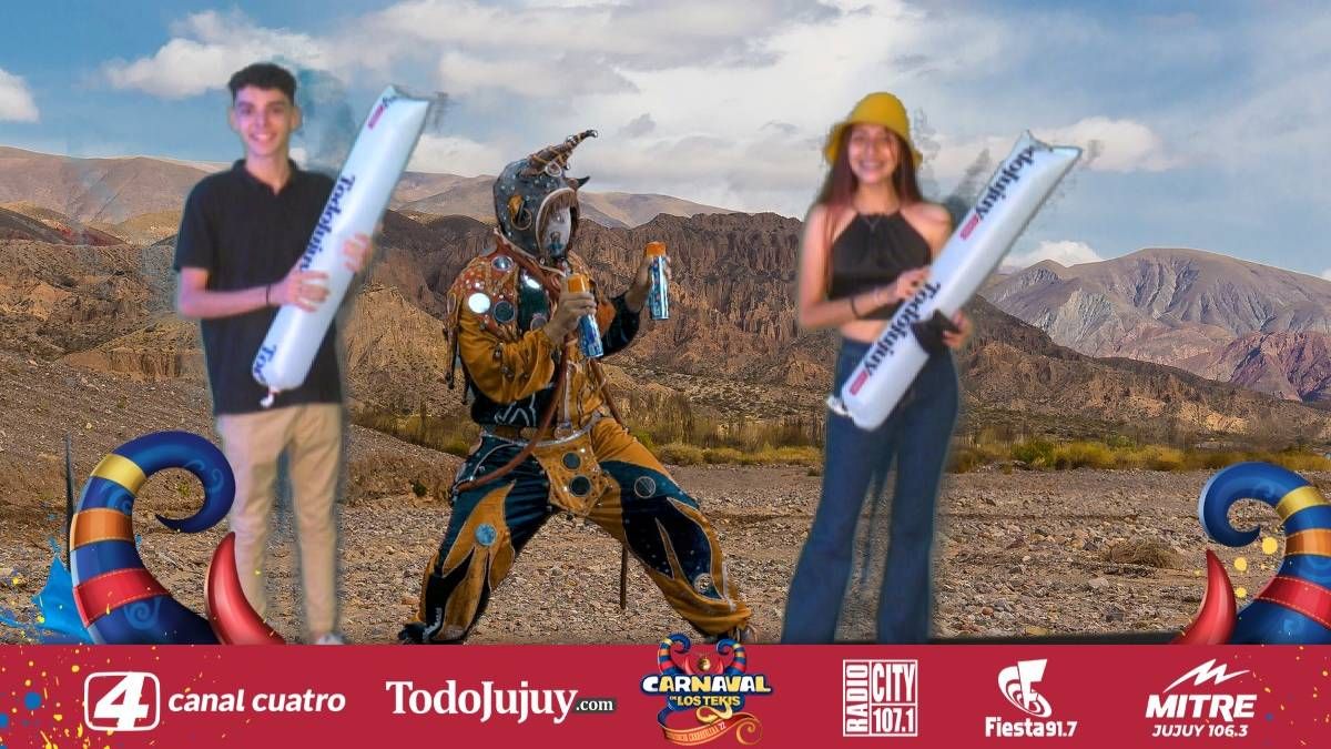 el cuatro junto a la gente en el carnaval de los tekis