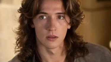 El protagonista de la serie histórica Valle Salvaje dejó los sets para trabajar como carpero y mozo en Argentina.