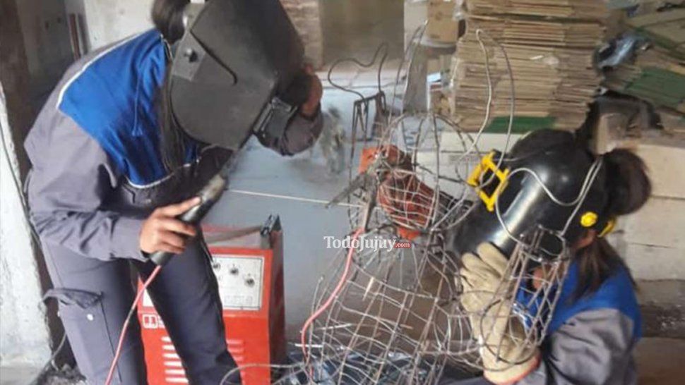 ¡Grande Doña Ceci! Abrió las puertas de su casa para que sea el canchón