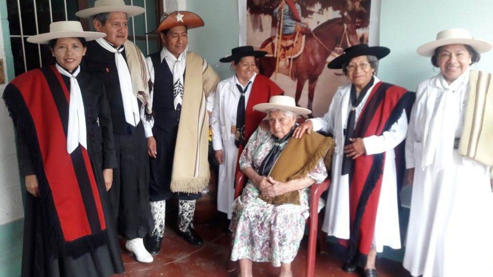 Conocé a la abuela gaucha que cumplió 104 años y lo festejó con toda su familia