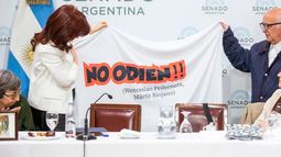 Cristina Kirchner sostuvo una bandera que decía No odien