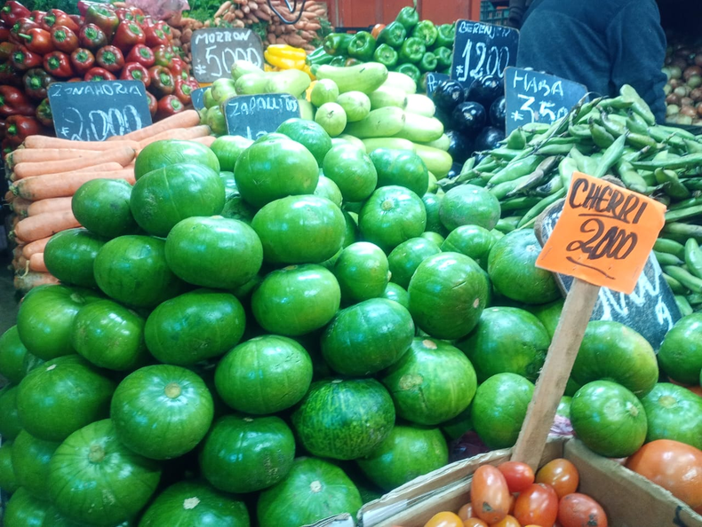 Precios de las frutas y verduras en este invierno: Pimientos, chauchas, berenjenas, frutillas y uvas registraron subas por las heladas. Un vendedor detalló los precios actuales.