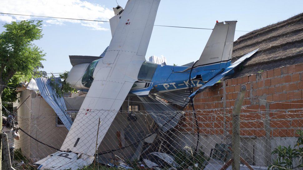 Una avioneta se quedó sin combustible y cayó sobre una casa en Buenos Aires
