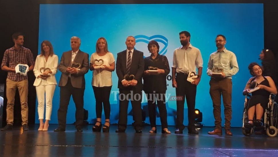 Cecilia Lasserre es abanderada de la Argentina Solidaria y recibió su galardón