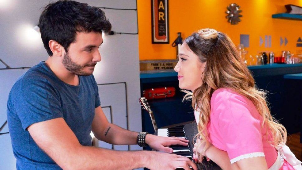 Después del beso en la ficción, Agustín Casanova se mostró con Ángela Torres