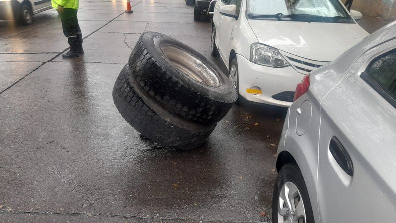 Accidente - coolectivo sin rueda (2)