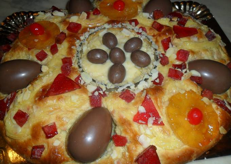 Leche, huevo y harina son sus ingredientes básicos en esta Semana Santa para la tradicional Rosca de Pascuas. Si bien la historia habla de huevos duros, con el paso de los años esto cambio y muchos le colocan huevos de chocolates.