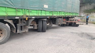 Un camión quedó varado en la ruta 9: hay corte total