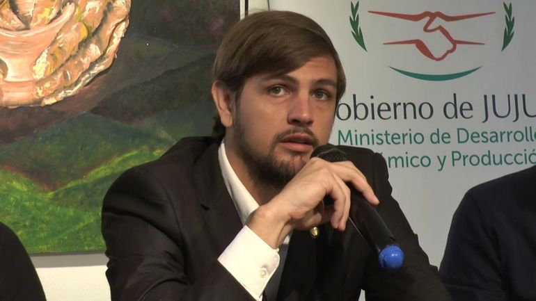 Ministro de Producción Exequiel Lello Ivacevich, y la canasta de fin de año con productos de tecnología