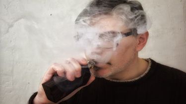 El Gobierno levantó la prohibición y reguló la venta de vapeadores, tabaco calentado y bolsitas de nicotina. &nbsp;
